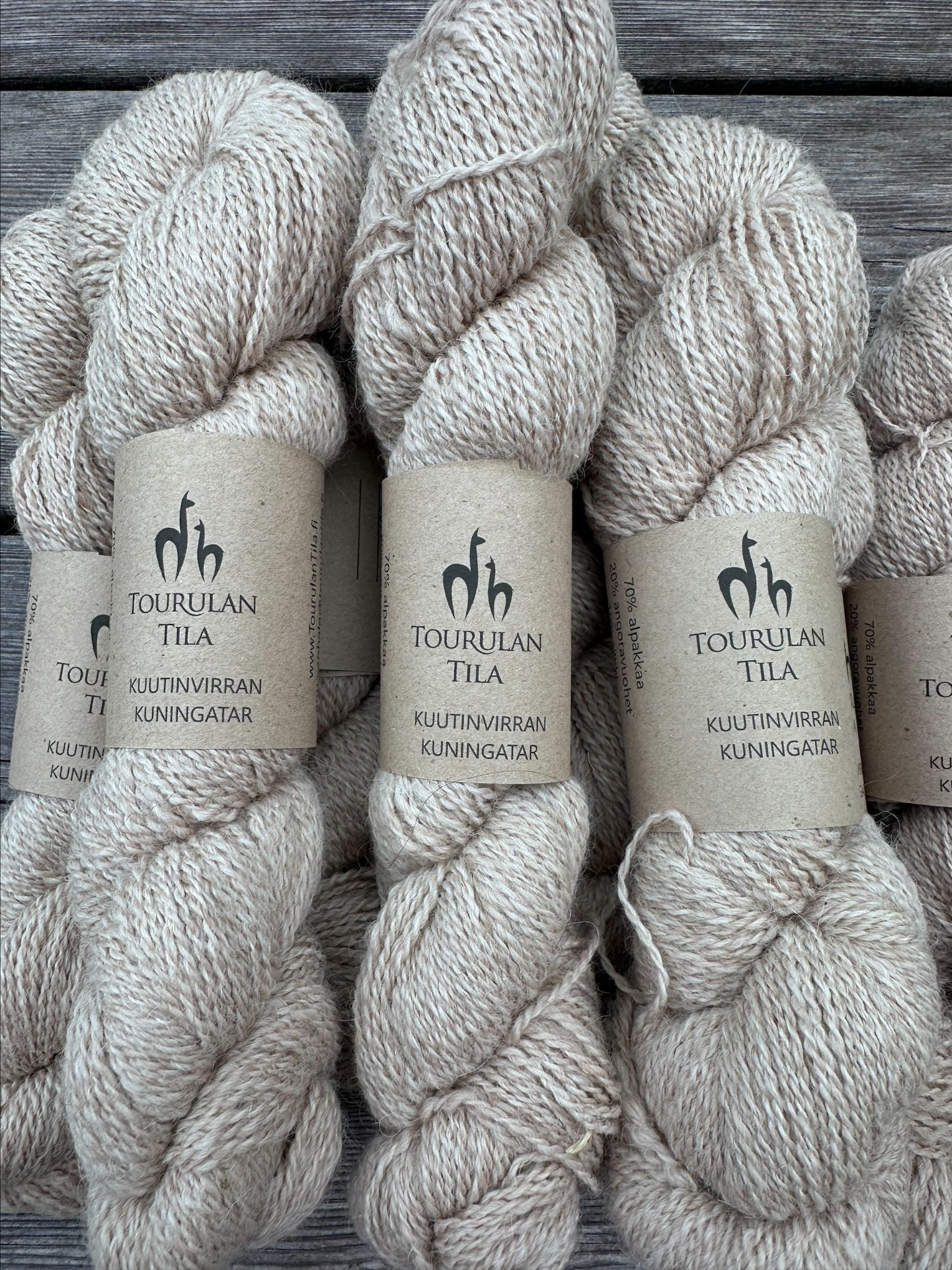 Kuutinvirran kuningatar, beige